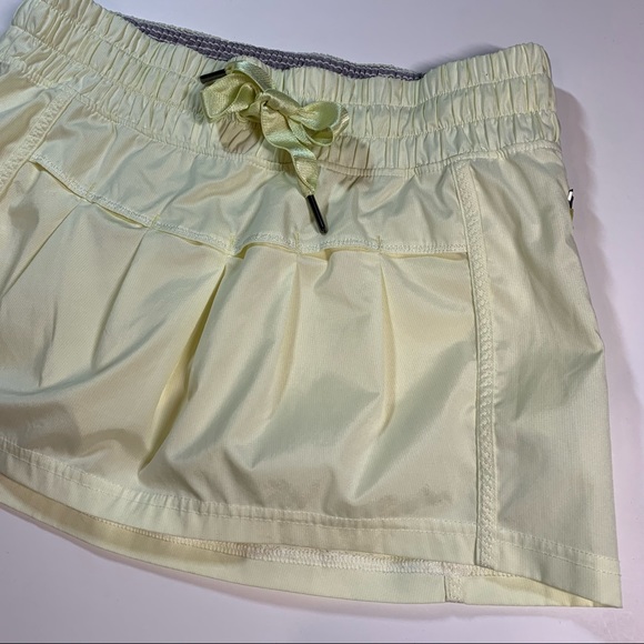 Size 4 Lululemon pale yellow leader of the track active skirt - Picture 5 of 15